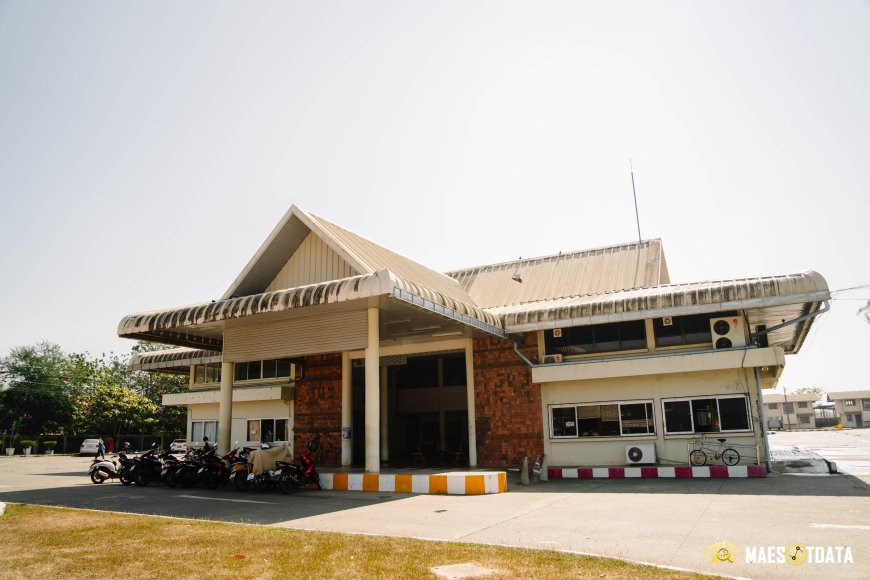 ด้านหน้า สถานีขนส่งผู้โดยสาร อำเภอแม่สอด จังหวัดตาก ชายแดนไทย-พม่า