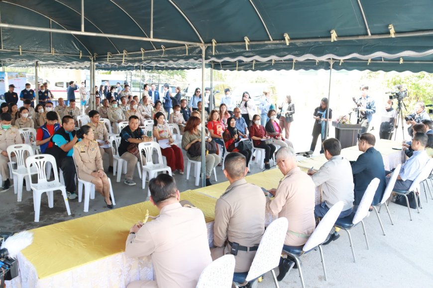 รองนายกรัฐมนตรีฯ และ รมว.การต่างประเทศ ลงพื้นที่ตลาดริมเมย