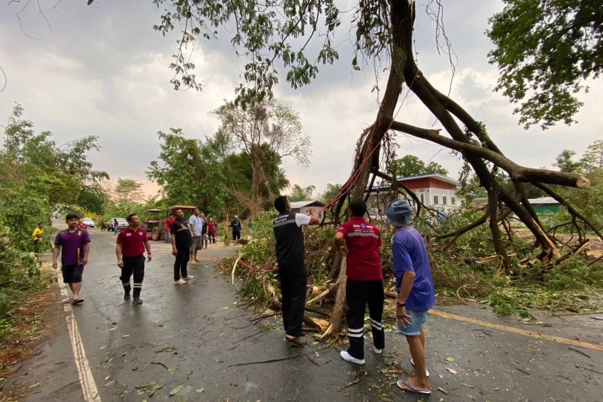 เกิดวาตภัยพายุฝนฟ้าคะนองและลมกระโชกแรง ในหลายพื้นที่ ของจังหวัดตาก
