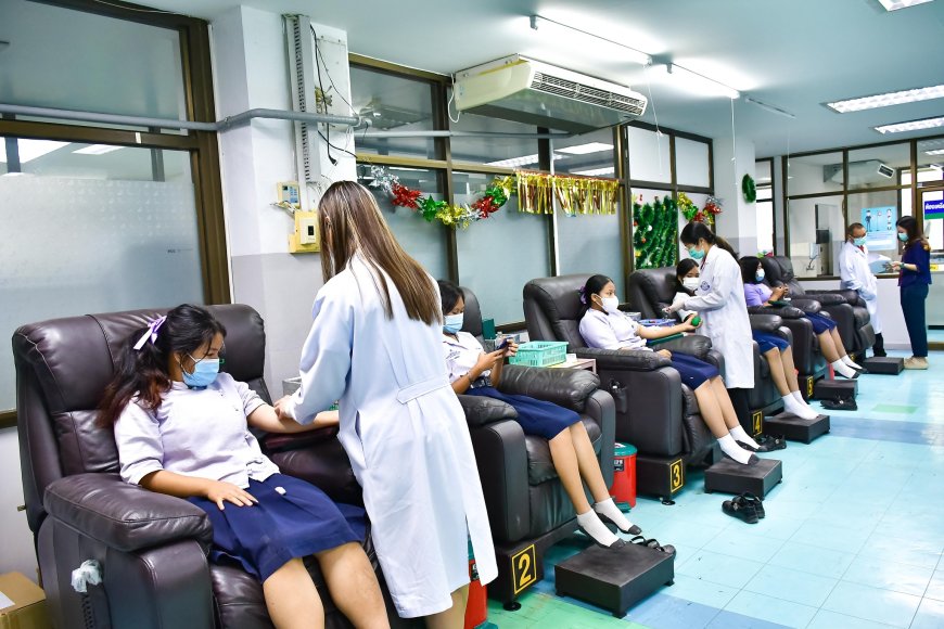 ทหาร นักเรียนจิตอาสาร่วมบริจาคโลหิตให้โรงพยาบาลแม่สอด