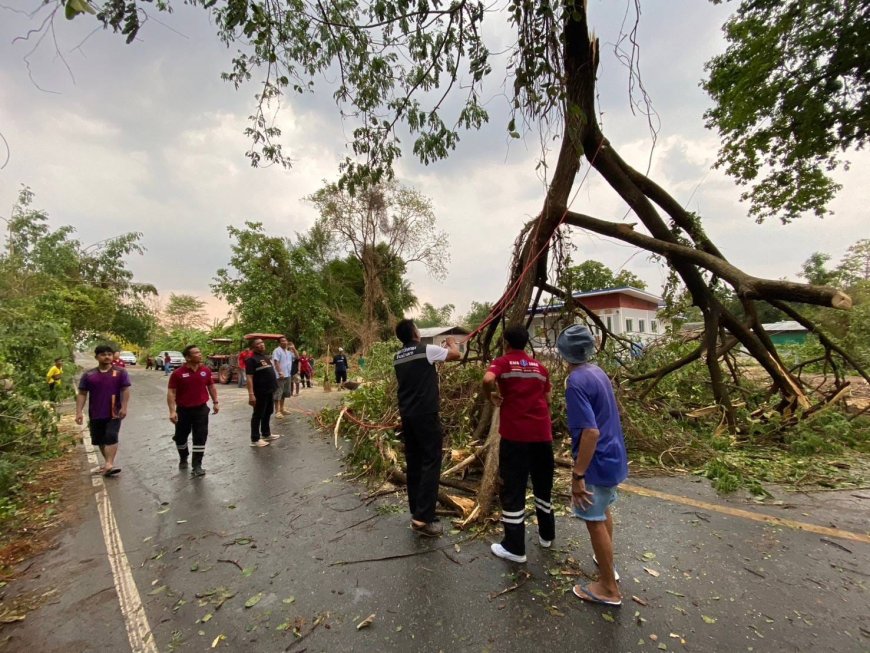 เกิดวาตภัยพายุฝนฟ้าคะนองและลมกระโชกแรง ในหลายพื้นที่ ของจังหวัดตาก