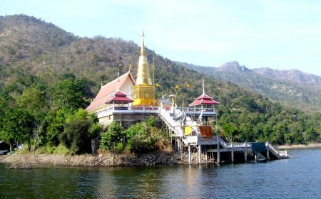 วัดพระธาตุแก่งสร้อย ริมน้ำแม่ปิง