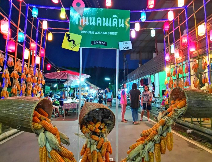 ถนนคนเดินอุ้มผาง