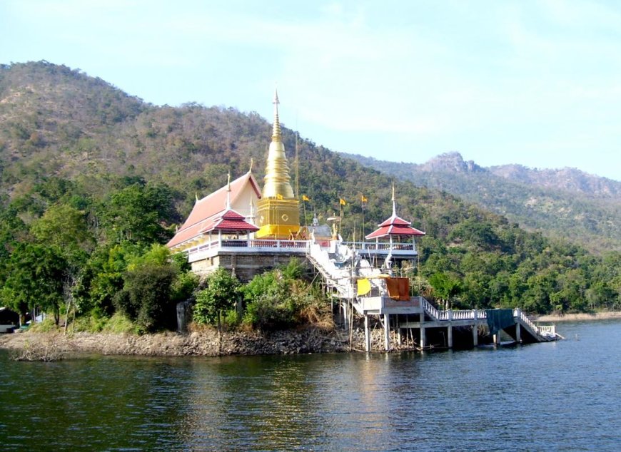 วัดพระธาตุแก่งสร้อย ริมน้ำแม่ปิง