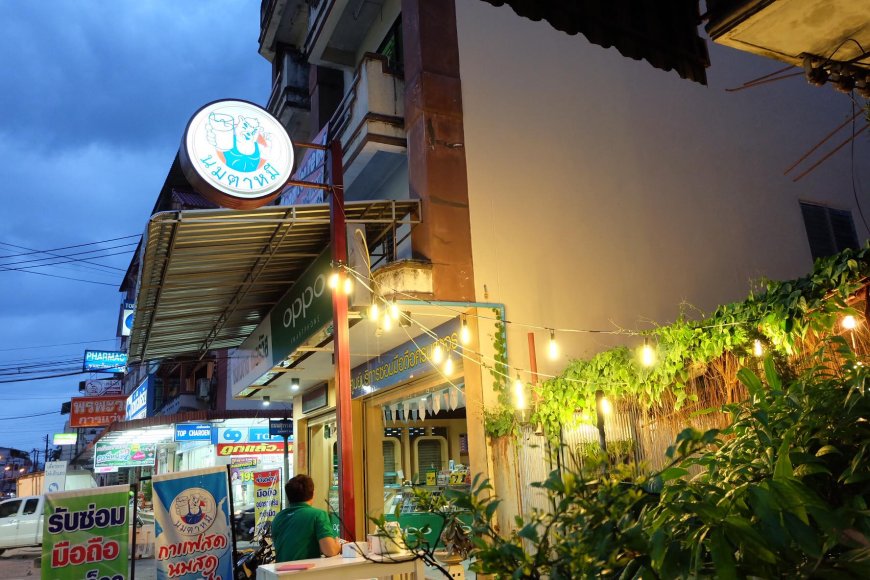 ร้านนมตาหมี Coffee shop in Mae Sot