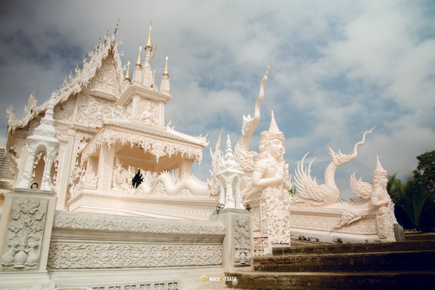 ด้านหน้าพระธาตุสีขาวของวัดแม่ตาว