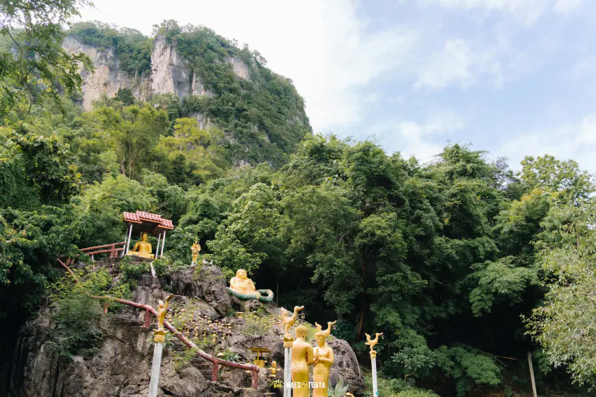 ศาลเจ้าแม่อุษา จุดไหว้ขอพรที่ตั้งอยู่กลางแม่น้ำและภูเขาหินปูน