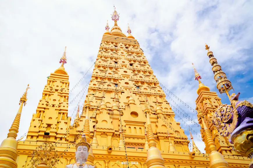  พระบรมธาตุเจดีย์ศรีเมืองฉอด สีทองสวยมา ที่ อำเภอแม่สอด จังหวัดตาก