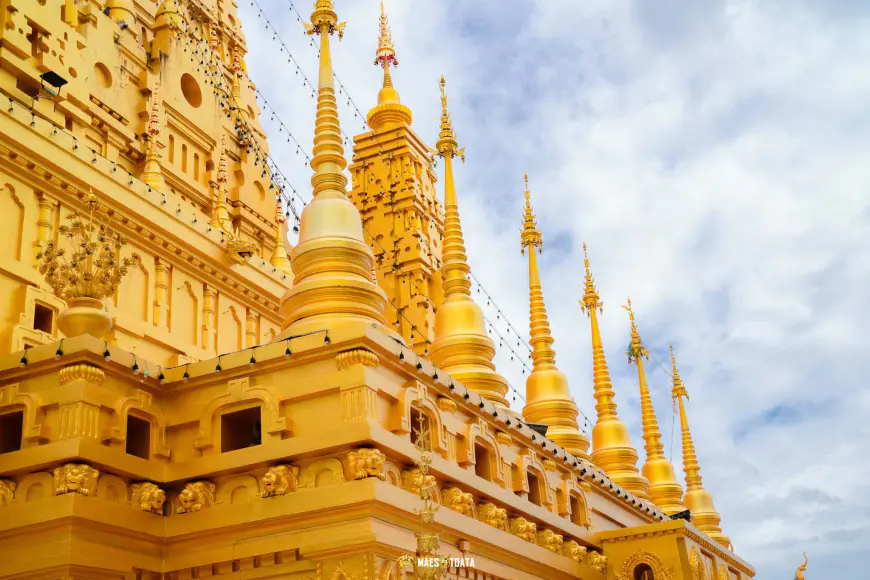  พระบรมธาตุเจดีย์ศรีเมืองฉอด สีทอง ดูสวยมาก