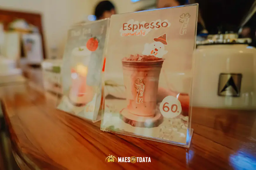 เครื่องดื่มซิกเนเจอร์ กาแฟลาเต้ พิมพ์ไทย เสิร์ฟในแก้วใส