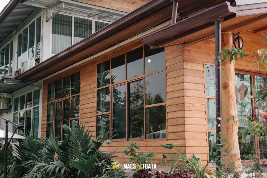 ด้านข้างสวนและต้นไม้ร่มรื่นในร้าน Hits's House Mae Sot