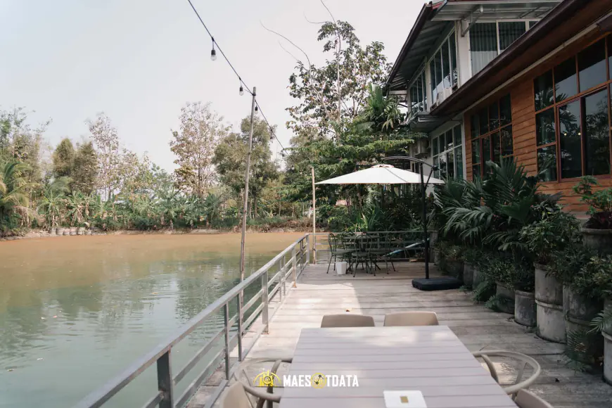 มุมนั่งเล่นริมสระน้ำ คาเฟ่แม่สอดสำหรับครอบครัว