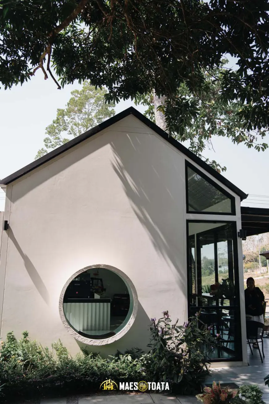 บรรยากาศหน้าร้าน Foresta Cafe แม่สอด คาเฟ่ธรรมชาติกลางลำธาร – ภาพโดย maesotdata