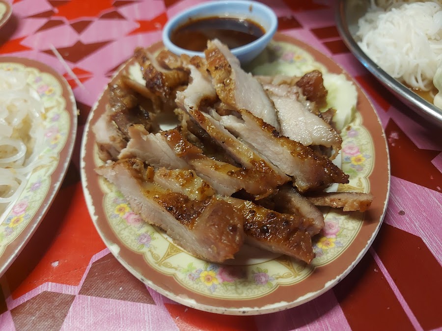 ร้านลาบอุบล-ส้มตำ ตรงข้ามคูโบต้าแม่สอด