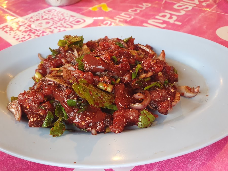 ร้านลาบอุบล-ส้มตำ ตรงข้ามคูโบต้าแม่สอด