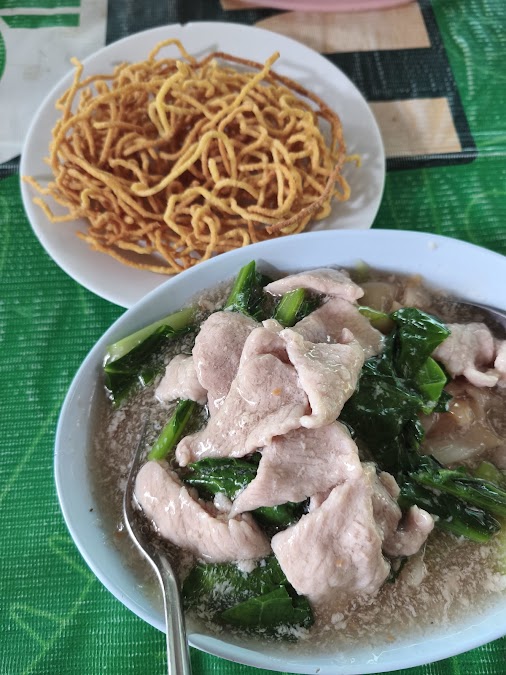 ร้านราดหน้าหมูหมัก