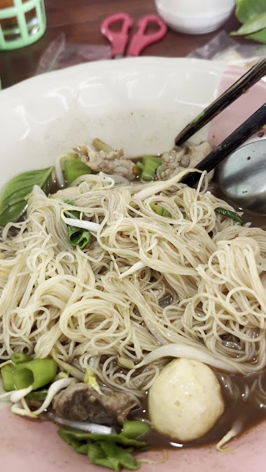 ร้านก๋วยเตี๋ยวเรือ ยิ่งรวย