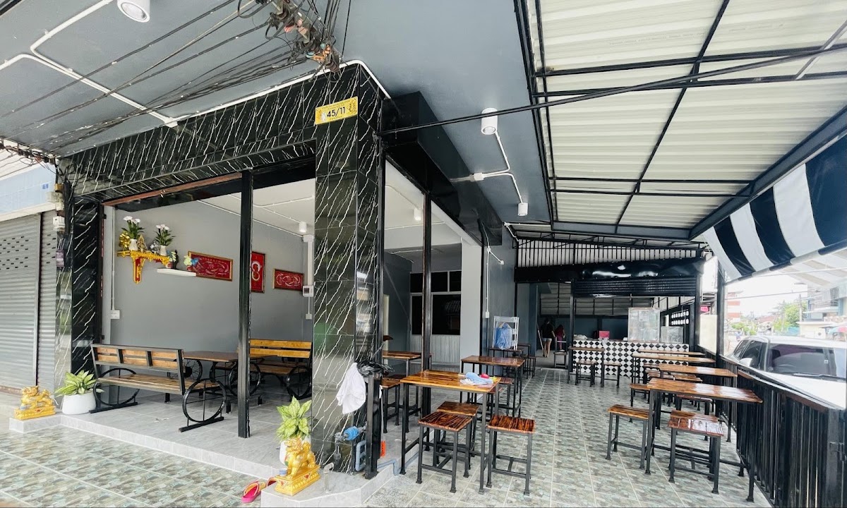 ร้านอิ่มพุงแม่สอด (ลูกชิ้นหน้าบ้าน.)