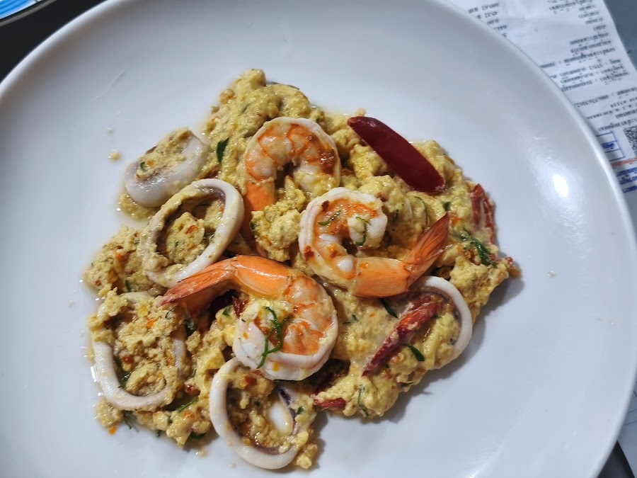 ฟ้าโภชนาอาหารตามสั่ง เครื่องดื่ม ส้มตำแซ่ปๆ