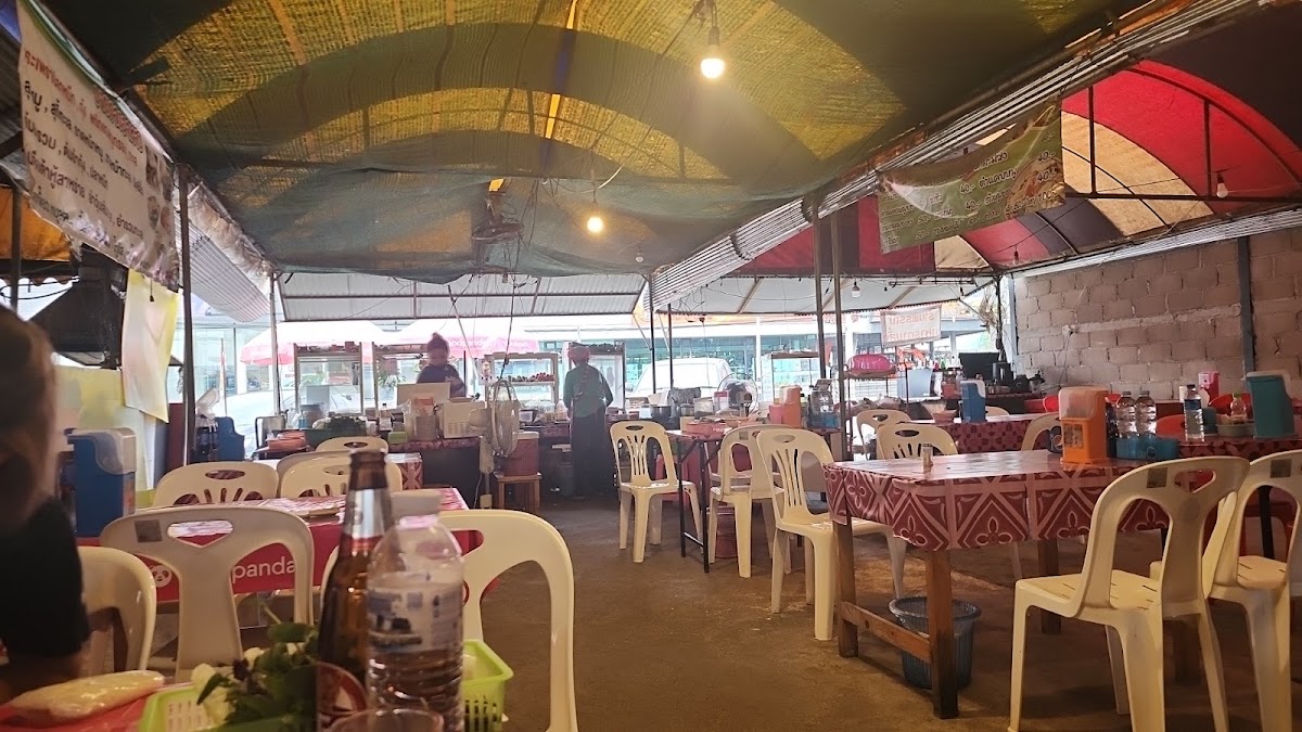 ร้านลาบอุบล-ส้มตำ ตรงข้ามคูโบต้าแม่สอด