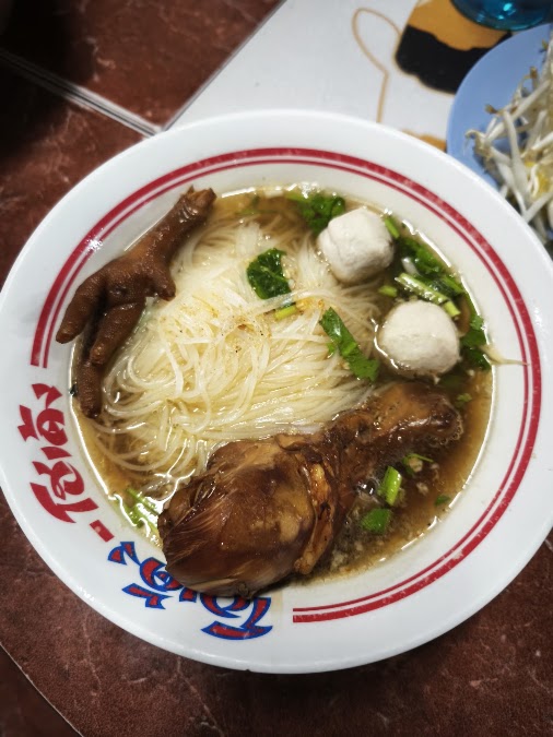 ร้านก๋วยเตี๋ยว โกเด้ง หมู เนื้อ ก๋วยเตี๋ยวน่องไก่